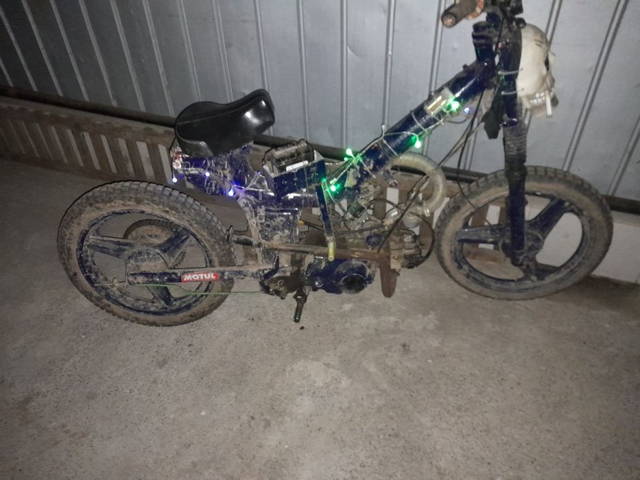 Cross de 110 cc merge de rupe numai bateria trebuie îcărcată
