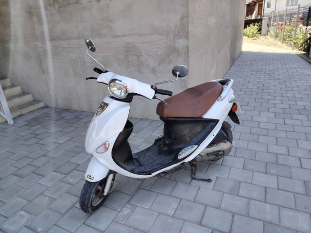 Moped scuter beeline