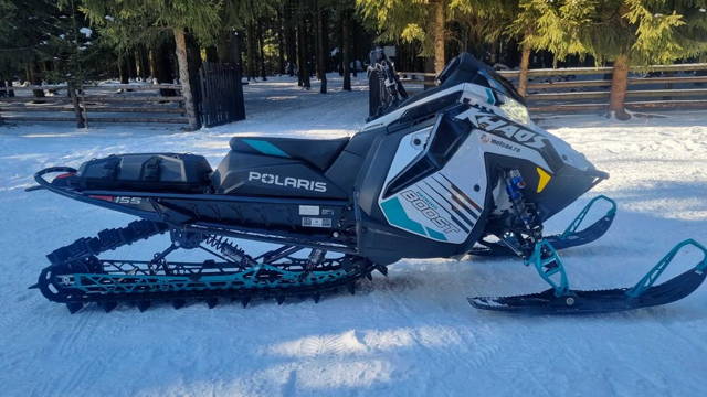 Snowmobil Polaris Boost RMK KHAOS Slash 155 2025