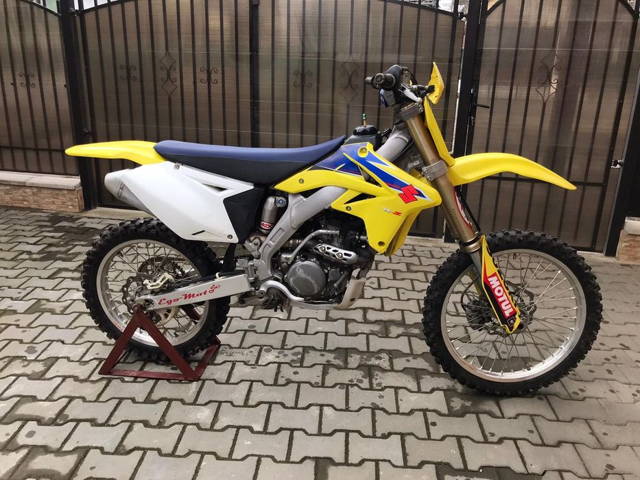 Suzuki RM-Z 250 4T 2009 în stare tehnică și estetică excelentă