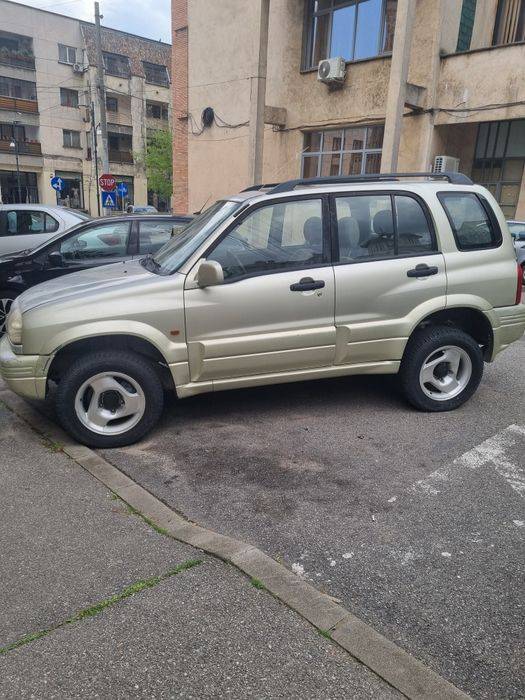 Vând  Suzuki  Vitara 4x4  cu reductor  înălțată  din telescoape și arc