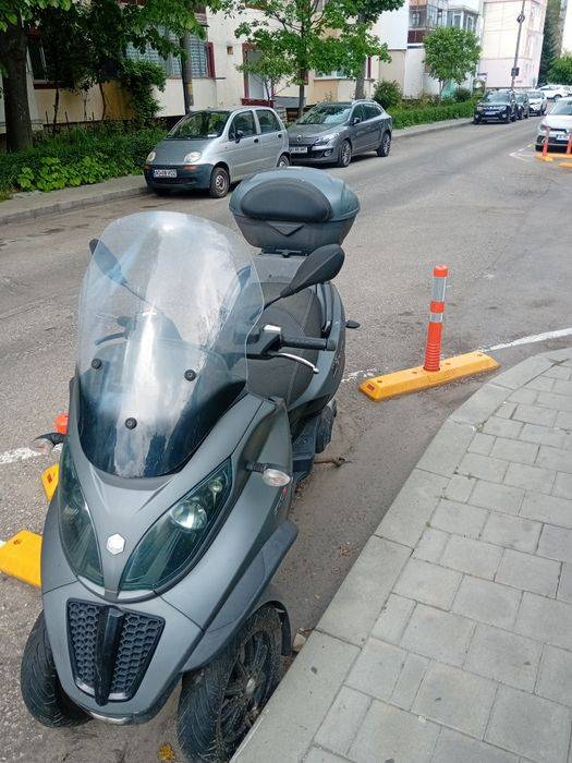 Vând Piaggio mp3 500  se conduce cu categoria b