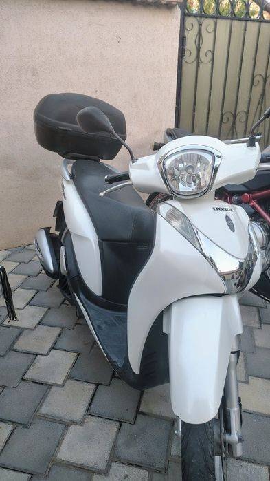 Vând scuter honda