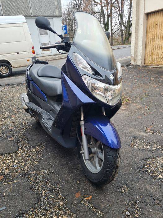 Vând Suzuki burgman 125Cc 
Pornește și merge foarte bine Fără probleme
