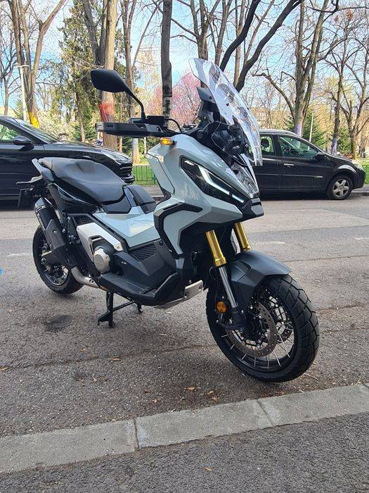 Honda X-ADV 750 2024, 1200km, toba Akrapovic