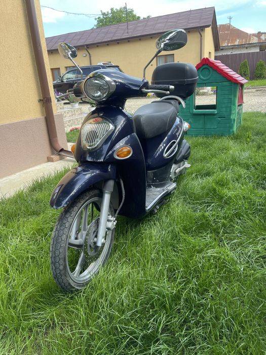Scuter kymco  people