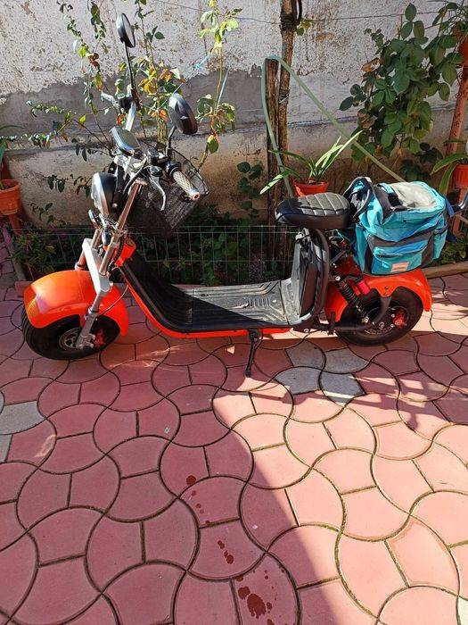 Vând motoscuter electric nou, rulat 180km,preț 4800lei negociabil.