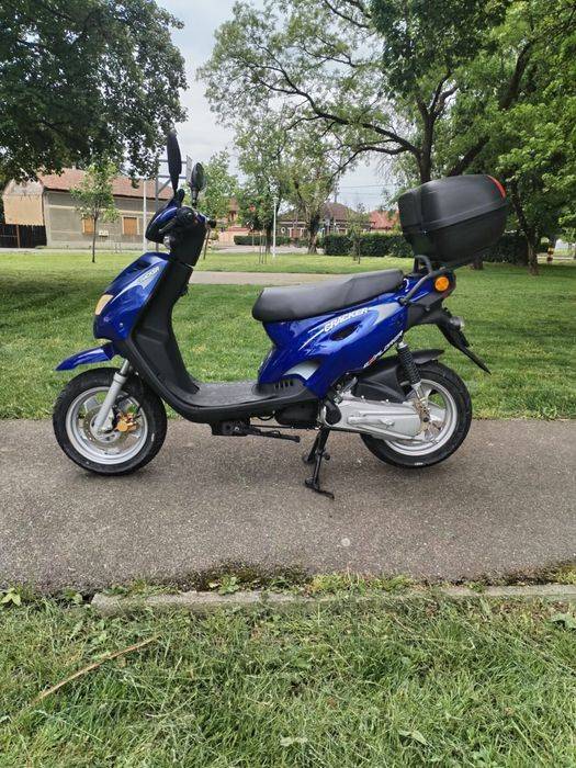 Vand scuter de 49 cc