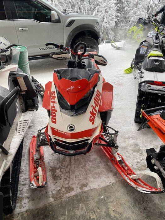 Snowmobil Ski-Doo Summit