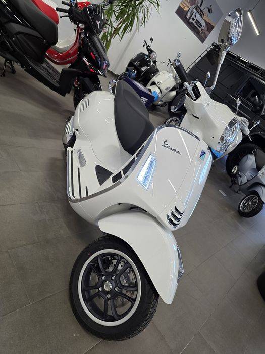 Piaggio Vespa GTS Super 125cc