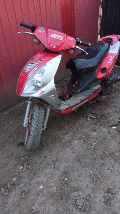 Scuter GY6 49/50 cc roșu cu gri