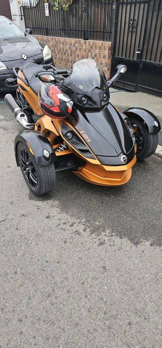 Can-am spyder bombardier