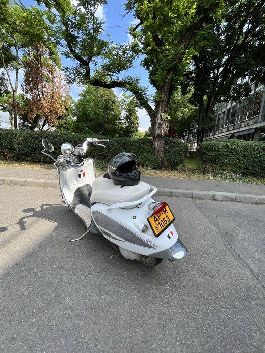 Scapa de trafic cu Aprilia mojito alb