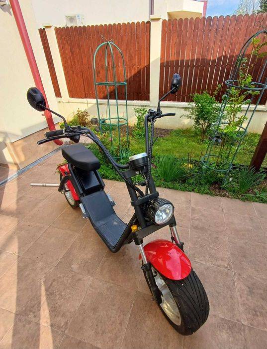 Vând moped culoare rosie 1600 km in perfecta stare de funcționare