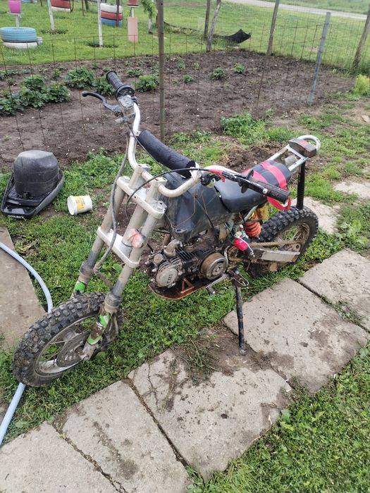 Vînd un scuter de 49 și un cros de 125 4 trepte crosul necesita cdi