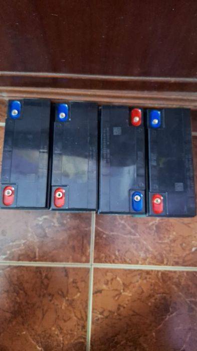 Vând 4 Baterii pt triciclu sau alte electromobile cu chitanță.
