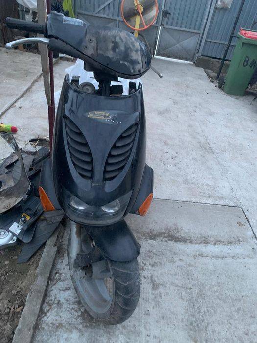 Vând scuter aprilia
