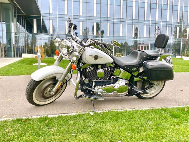 Harley-Davidson Softail Fat Boy  FLS– O Bijuterie Clasică pe Două Roți