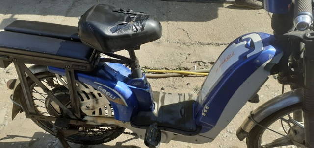 Vând scuter electric Geeli pentru piese și moped pejou  fuctional