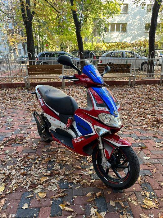vând gilera runner