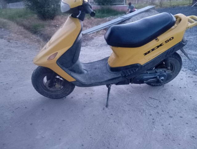 Vând scuter 2 timpi merge foarte bine