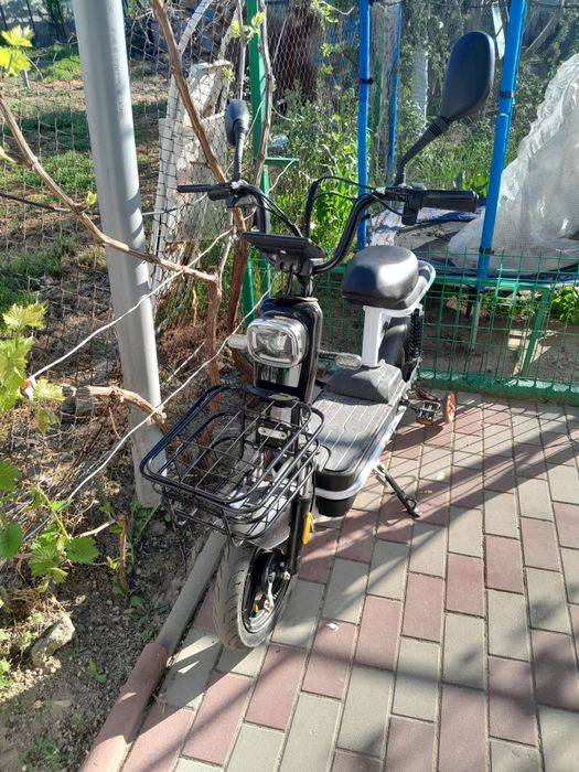 Scuter da vânzare nou cu pedale electric