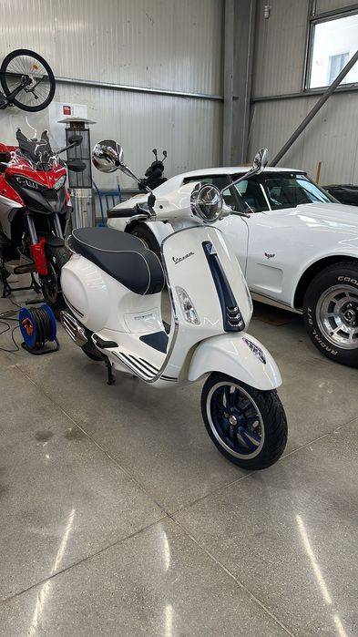 Vespa 50 Primavera Yacht Club Edition