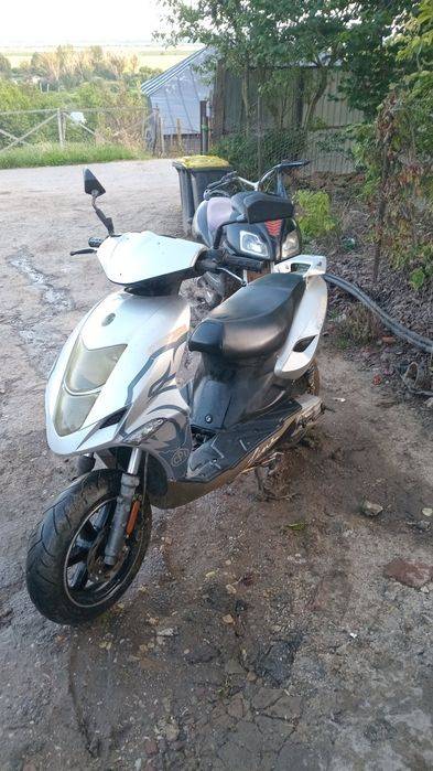 Vand doua scutere unu de 50 2t cu acte si unu de 80 4t