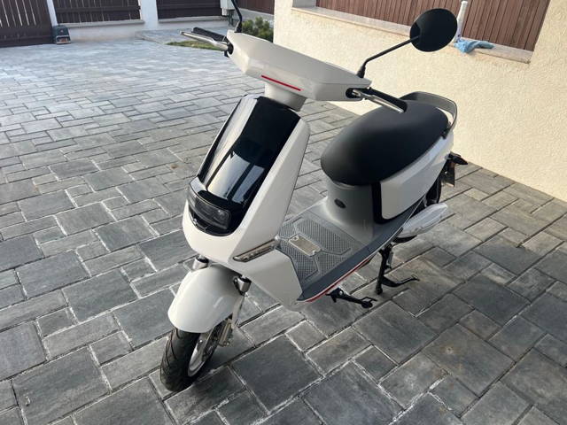 Scuter electric YADEA
