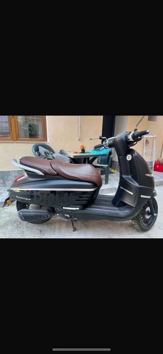 Scooter DJANGO 50, marca Peugeot.