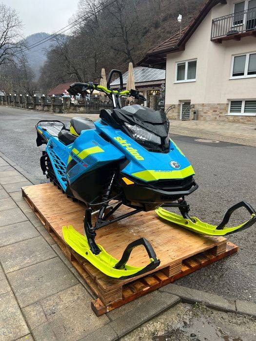 Snowmobil Ski-Doo Summit 850