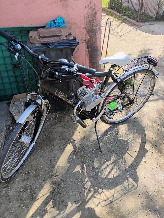 Vând scuter 49 cm preț 1200 Vând bicicleta cu motor preț 1500