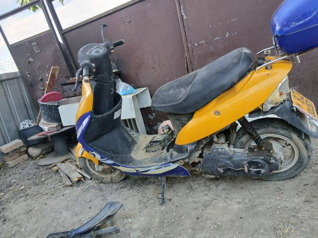 Vând scuter 49cc defect(îl dau intreg sau pe piese)