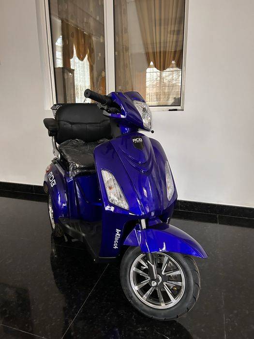 Scuter electric cu 3 roti