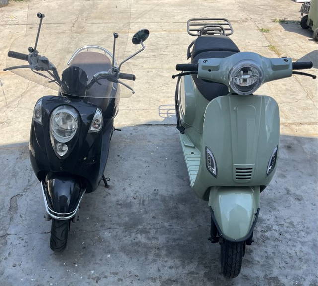 2 Scutere 49 cm la pret de 1
