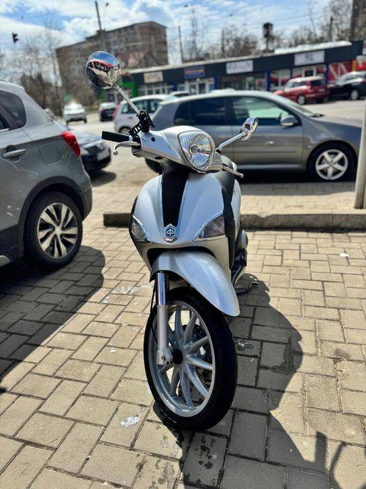 Proprietar vand piaggio liberty 125cc