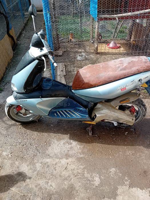 Vand scuter aprilia area 51.