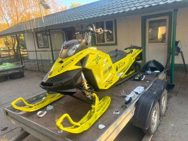 Snowmobil ski doo 800R summit