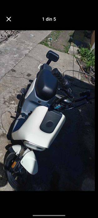 Vând scuter nou are 3 săptămâni luat de nou fac și schimb