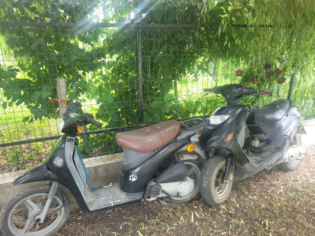 Vând 2 scutere defecte ,dar se pot repara