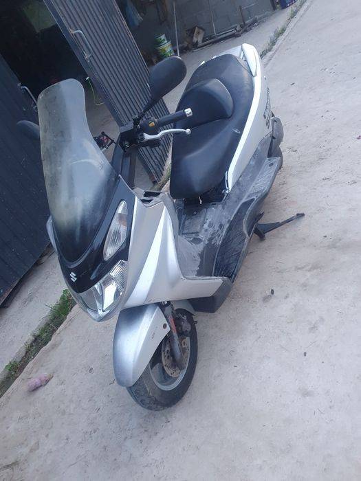 Vand sau schimb scuter suzuki burgman