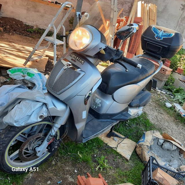Vând / schimb cu remorcă/auto/bus scuter Aprilia, 125cc, inmatriculat