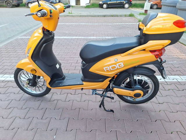 Vand scuter nou cu acte