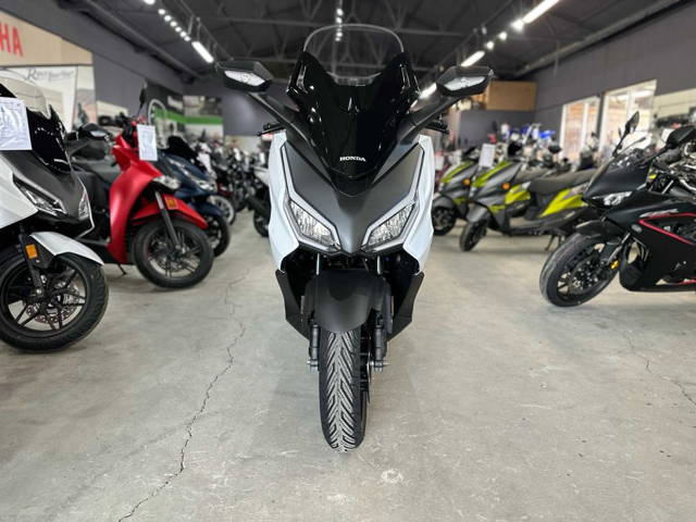 Honda Forza 125 MY25 se conduce cu B125- stoc Honda Constanta