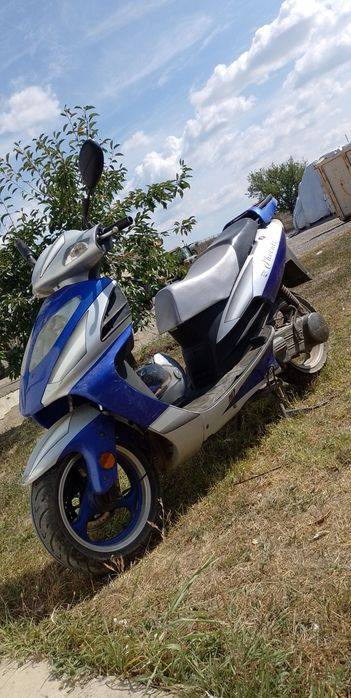 Vând scuter în t4 motor de 125