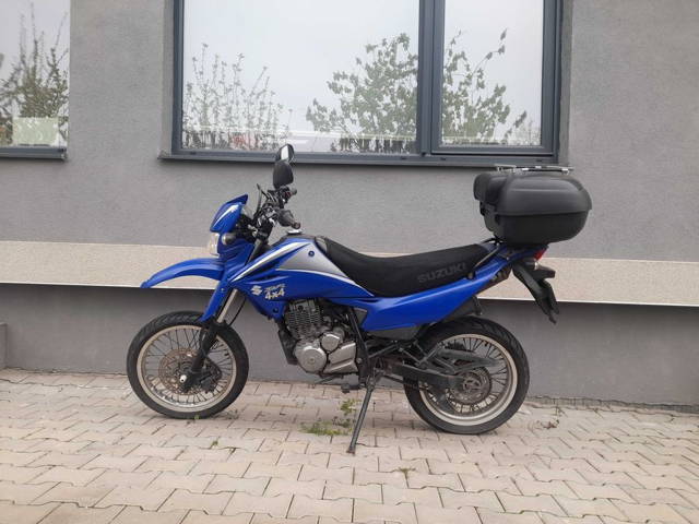 Motocicleta Suzuki DR125 SuperMoto