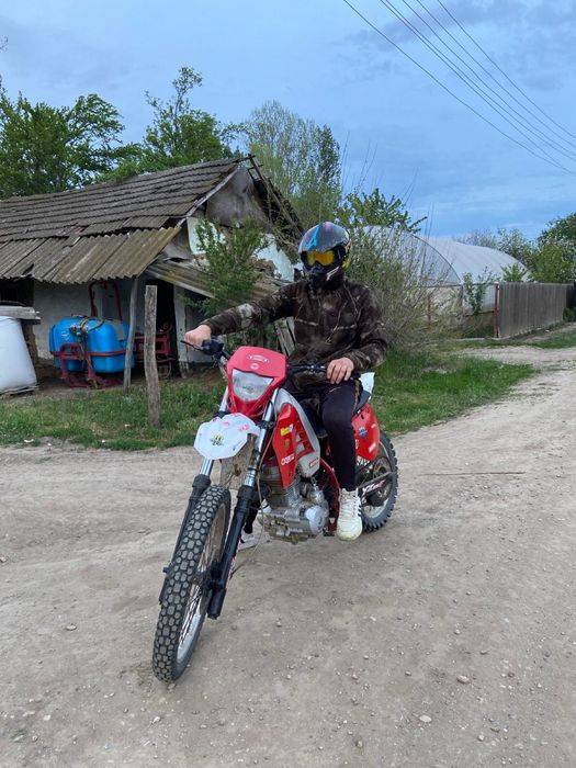 Vând cross (enduro) 250cc 4t