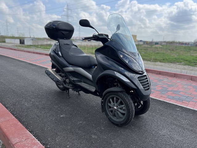 Scuter Triciclu Piaggio MP3 400 + Bonus