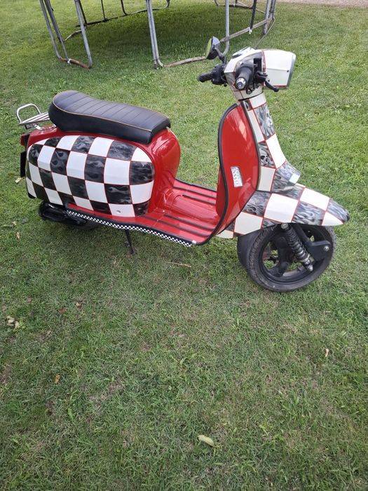 Scuter 125 Scomandi   englezesc  este o bijuterie