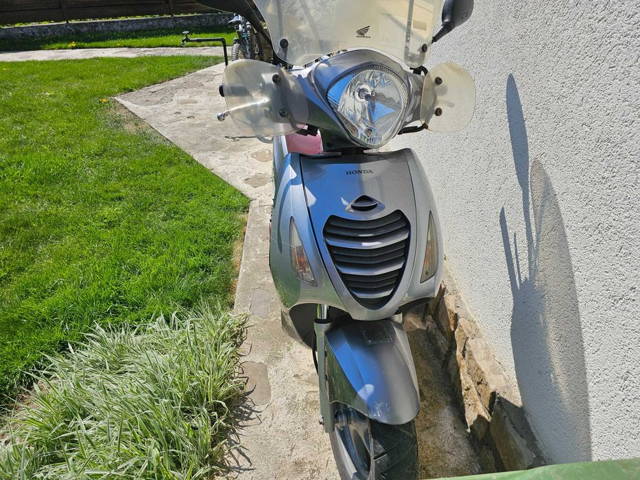 Scuter honda de 125 cc,recent aduși